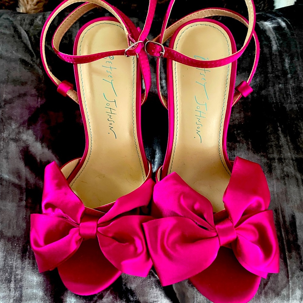 Betsey Johnson fuschia heels!